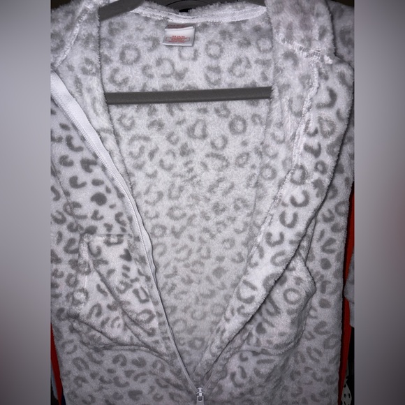 Cat & Jack Gray Leopard Kids Footie - Picture 4 of 9